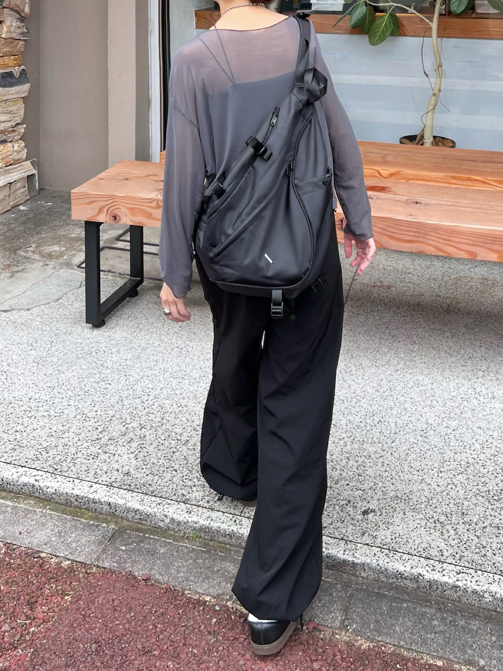 ブラック系のカーゴパンツ、ブラック系のスニーカー、ブラック系のキャミソールを着用したレディースの夏コーディネートの5枚目の写真