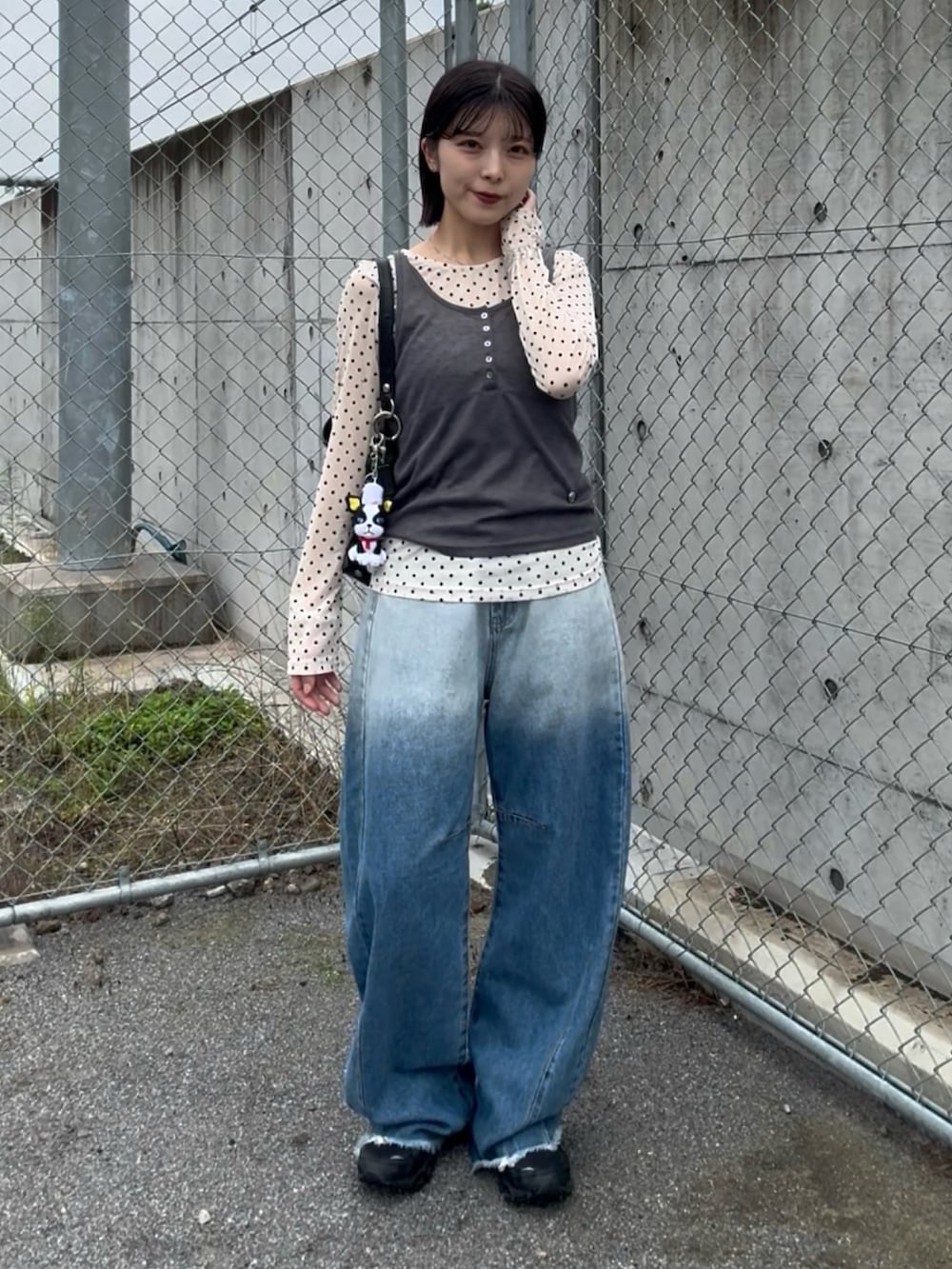 ブラック系のスニーカー、グレー系のTシャツ/カットソー、ベージュ系のTシャツ/カットソーを着用したレディースの夏コーディネートの3枚目の写真