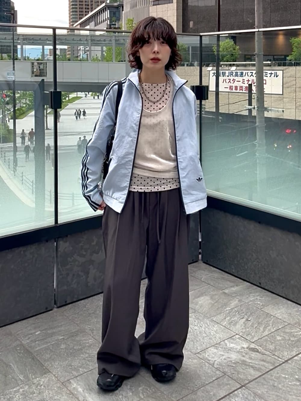グレー系のスラックス、ホワイト系のTシャツ/カットソー、ベージュ系のTシャツ/カットソーを着用したレディースの春コーディネートの5枚目の写真