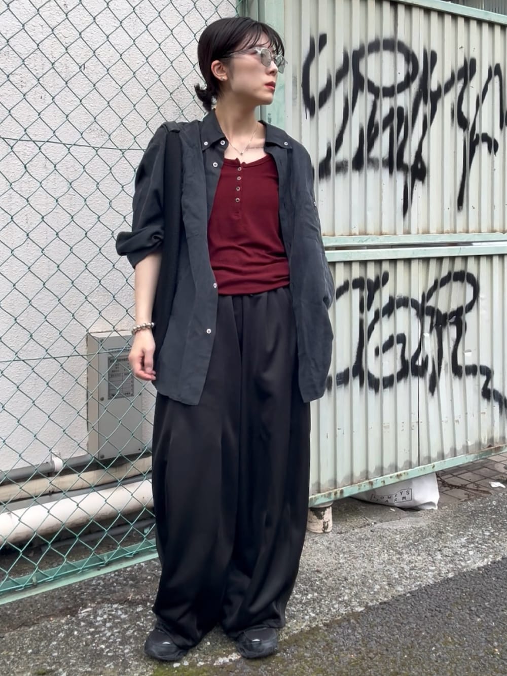 ブラック系のスニーカー、ブラウン系のタンクトップ、ブラック系のその他パンツを着用したレディースの夏コーディネートの4枚目の写真