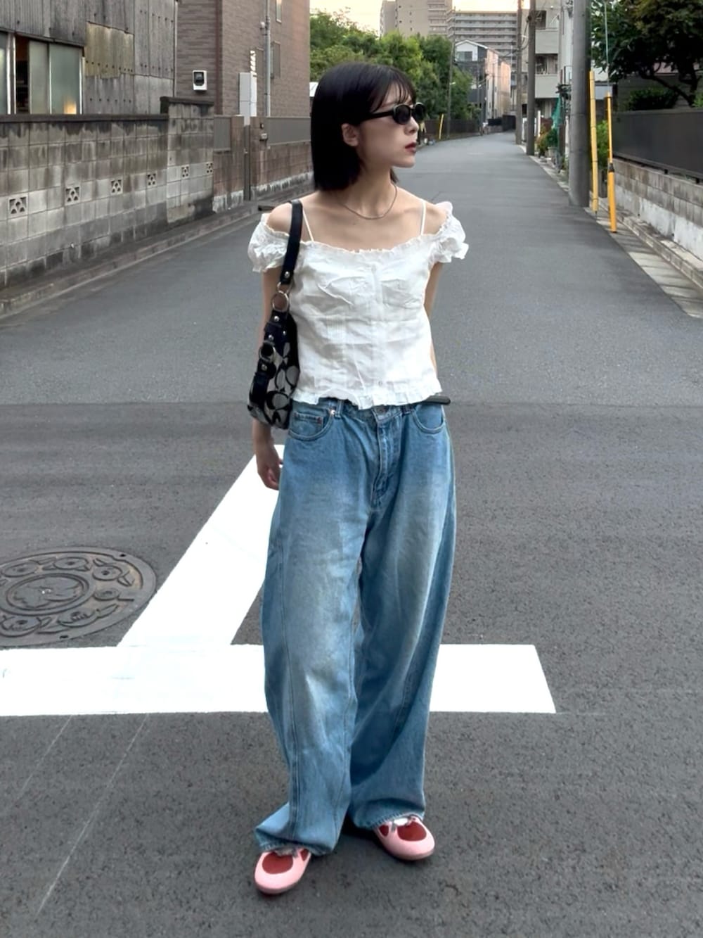 ホワイト系のシャツ/ブラウス、ブルー系のデニムパンツ、ピンク系のスニーカーを着用したレディースの夏コーディネートの3枚目の写真