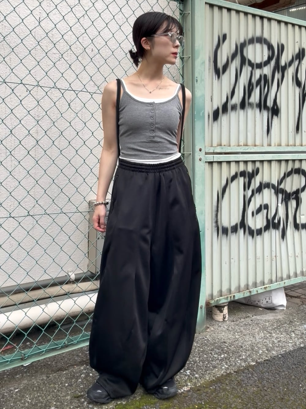グレー系のキャミソール、ブラック系のその他パンツ、ブラック系のバックパック/リュックを着用したレディースの夏コーディネートの4枚目の写真