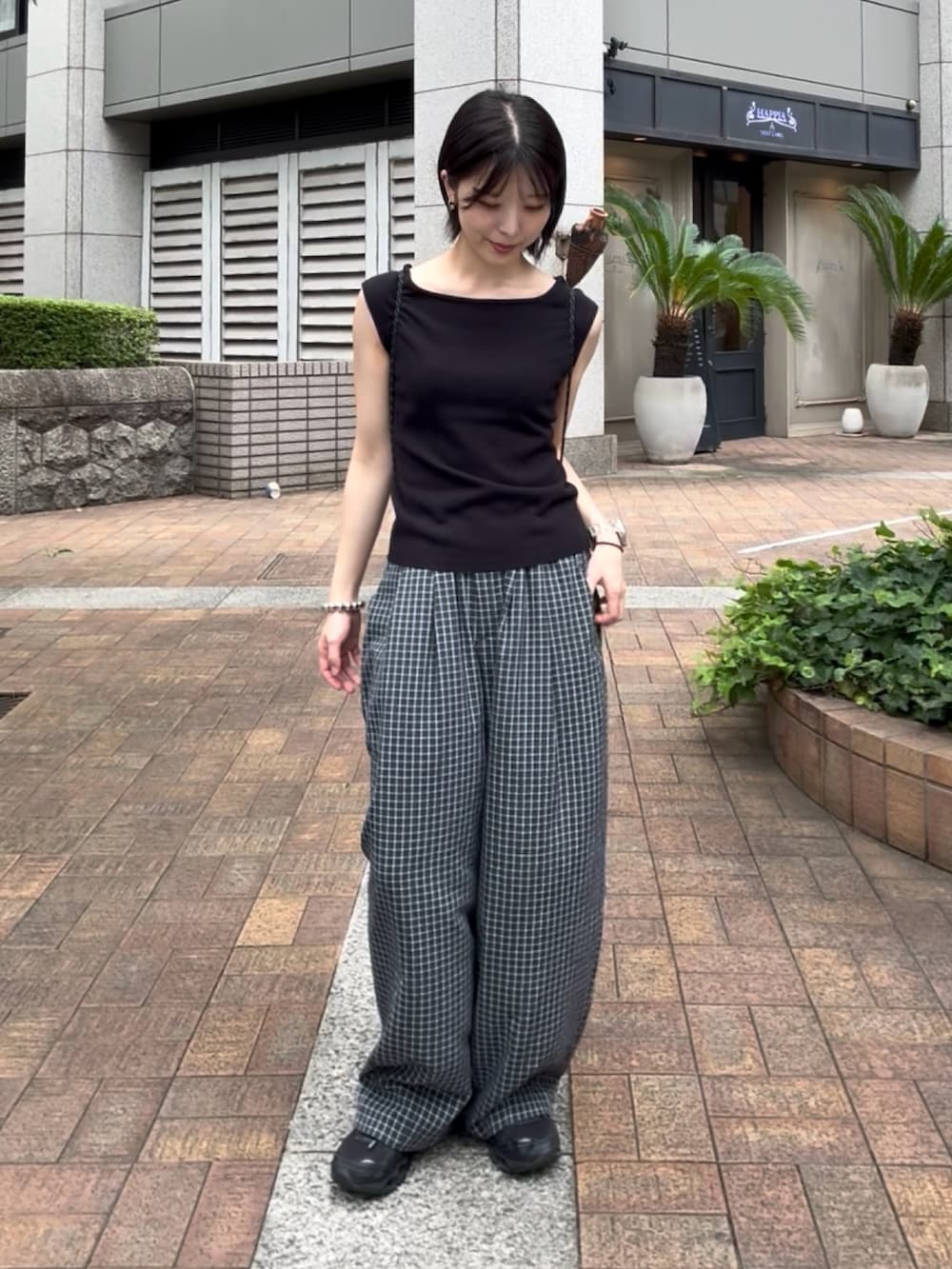 ブラック系のその他パンツ、ブラック系のスニーカー、ブラック系のトップスを着用したレディースの夏コーディネートの4枚目の写真