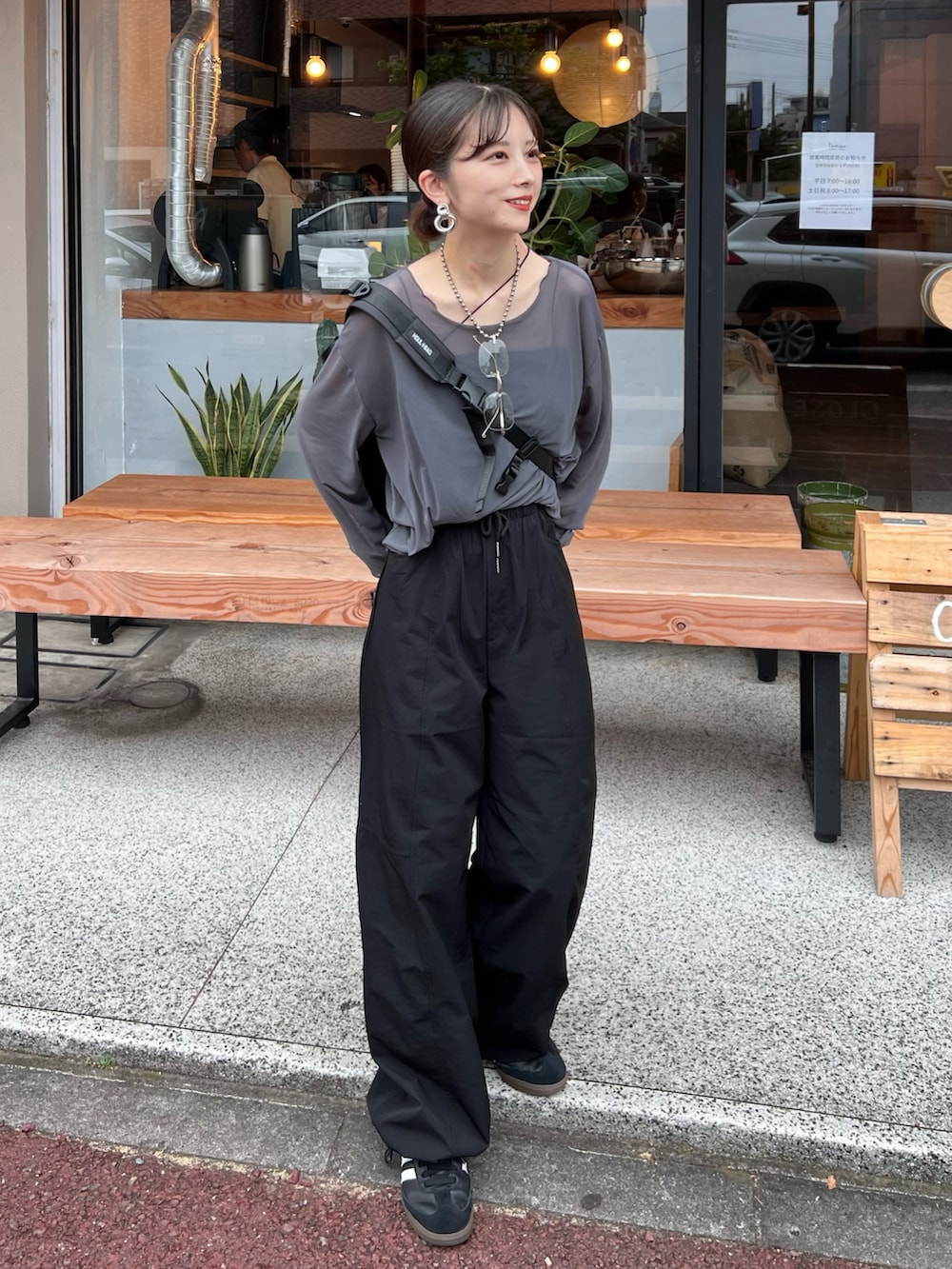 ブラック系のカーゴパンツ、ブラック系のスニーカー、ブラック系のキャミソールを着用したレディースの夏コーディネートの4枚目の写真