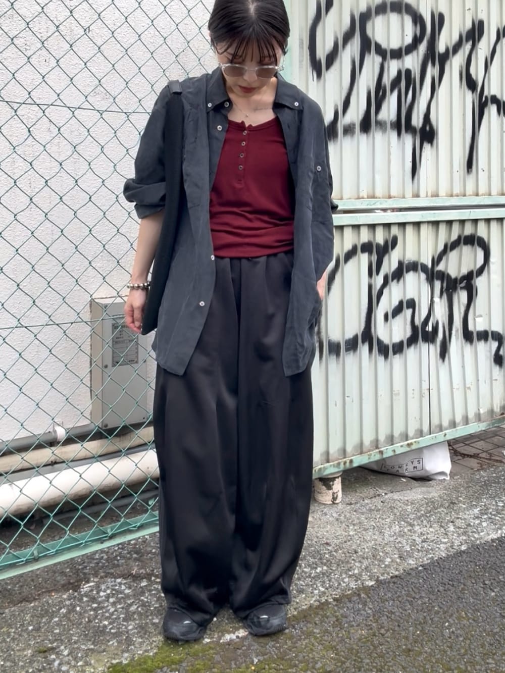 ブラック系のスニーカー、ブラウン系のタンクトップ、ブラック系のその他パンツを着用したレディースの夏コーディネートの5枚目の写真