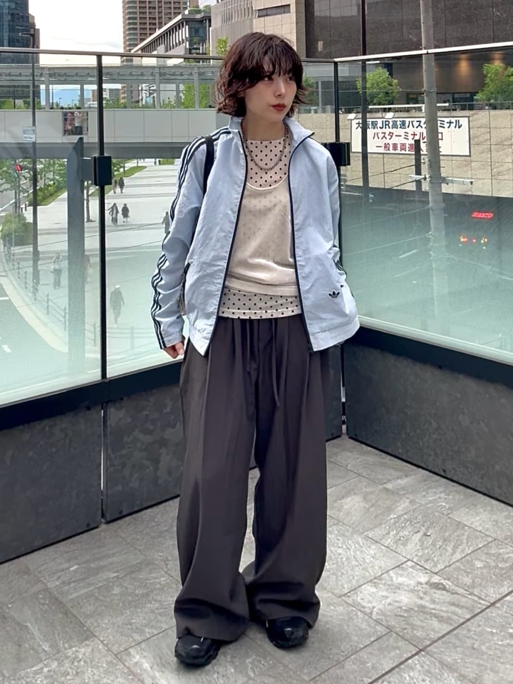 グレー系のスラックス、ホワイト系のTシャツ/カットソー、ベージュ系のTシャツ/カットソーを着用したレディースの春コーディネートの2枚目の写真