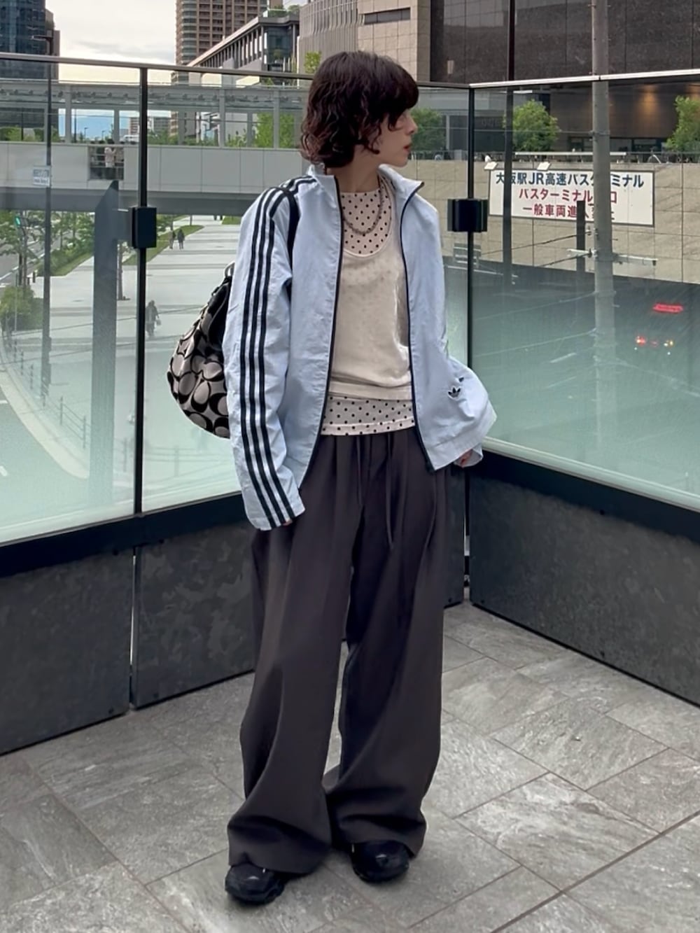 グレー系のスラックス、ホワイト系のTシャツ/カットソー、ベージュ系のTシャツ/カットソーを着用したレディースの春コーディネートの4枚目の写真