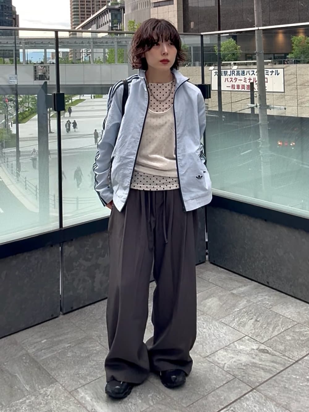 グレー系のスラックス、ホワイト系のTシャツ/カットソー、ベージュ系のTシャツ/カットソーを着用したレディースの春コーディネートの3枚目の写真