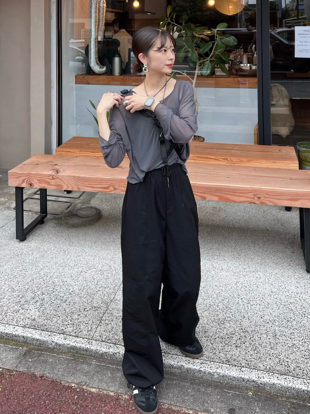 ブラック系のカーゴパンツ、ブラック系のスニーカー、ブラック系のキャミソールを着用したレディースの夏コーディネートの3枚目の写真