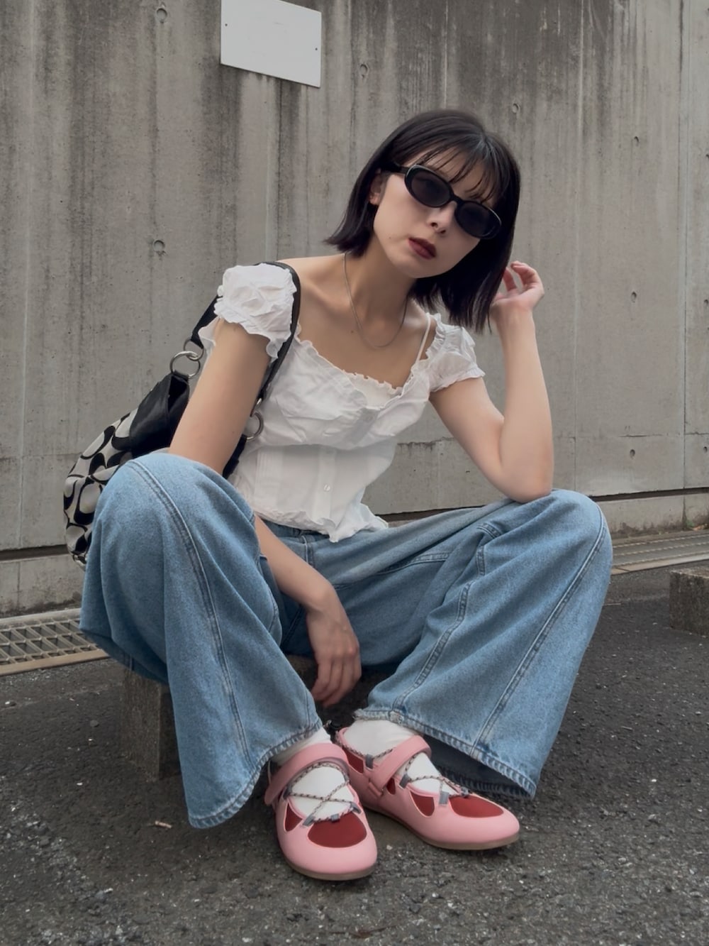 ホワイト系のシャツ/ブラウス、ブルー系のデニムパンツ、ピンク系のスニーカーを着用したレディースの夏コーディネートの4枚目の写真