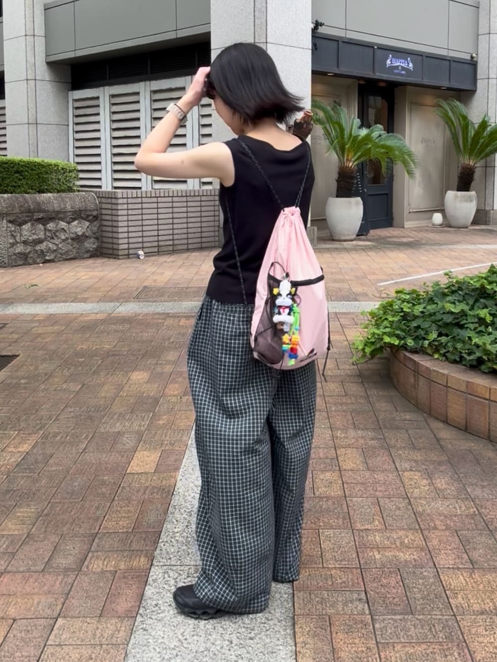 ブラック系のその他パンツ、ブラック系のスニーカー、ブラック系のトップスを着用したレディースの夏コーディネートの2枚目の写真