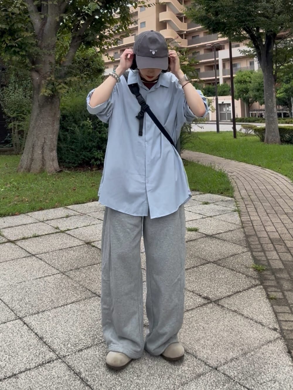 グレー系のスウェットパンツ、ベージュ系のサンダル、ブルー系のシャツ/ブラウスを着用したレディースの秋コーディネートの4枚目の写真