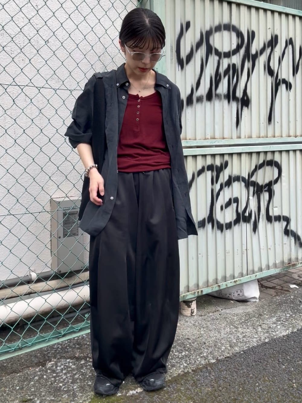 ブラック系のスニーカー、ブラウン系のタンクトップ、ブラック系のその他パンツを着用したレディースの夏コーディネートの3枚目の写真