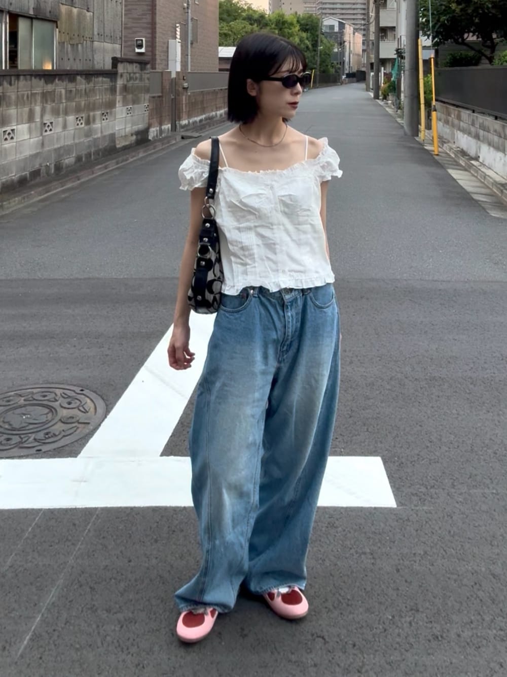 ホワイト系のシャツ/ブラウス、ブルー系のデニムパンツ、ピンク系のスニーカーを着用したレディースの夏コーディネートの2枚目の写真