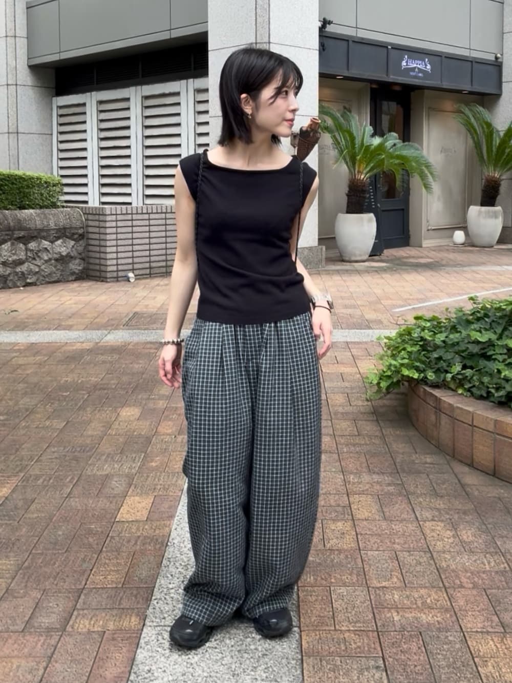 ブラック系のその他パンツ、ブラック系のスニーカー、ブラック系のトップスを着用したレディースの夏コーディネートの3枚目の写真