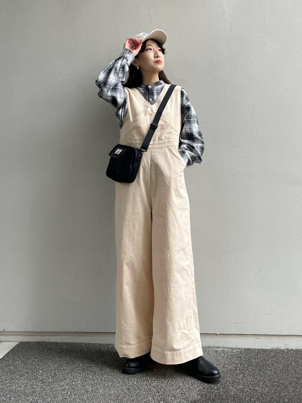 ホワイト系のシャツ/ブラウス、ホワイト系のサロペット/オーバーオール、ブラック系のショルダーバッグを着用したレディースの冬コーディネートの2枚目の写真