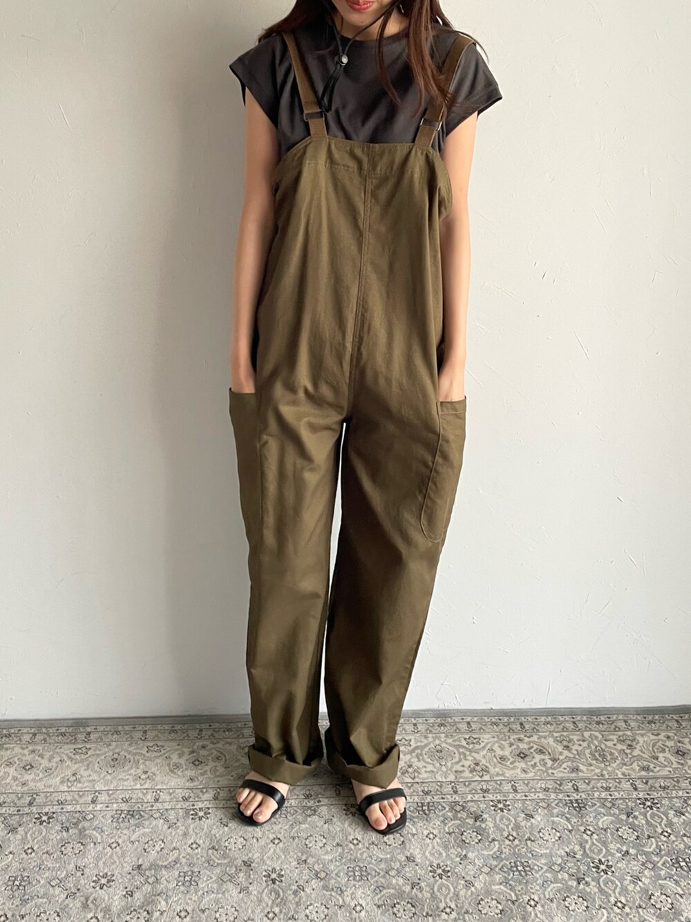 グリーン系のサロペット/オーバーオール、グレー系のTシャツ/カットソーを着用したレディースの夏コーディネートの2枚目の写真