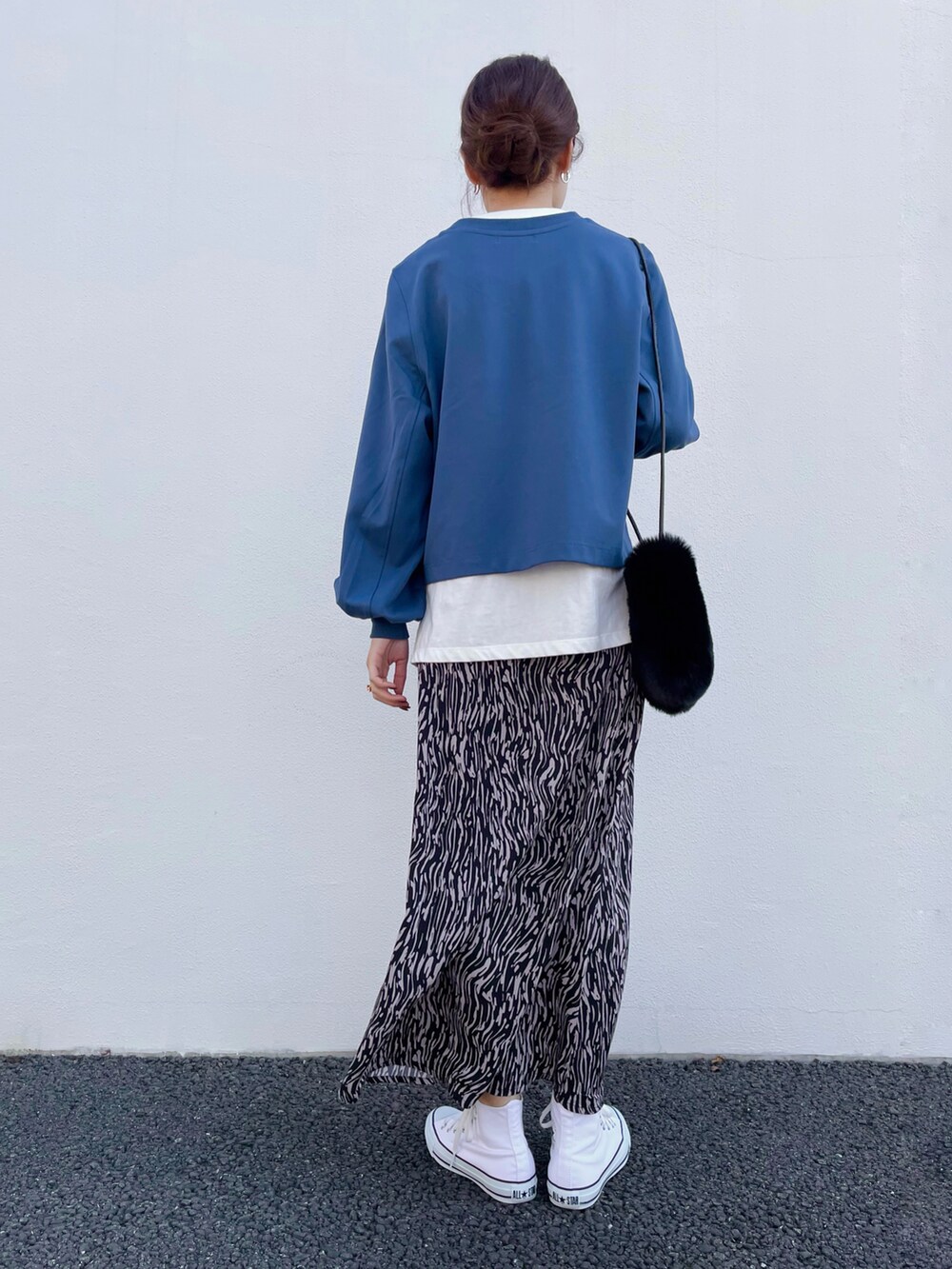 ブルー系のスウェット、ベージュ系のTシャツ/カットソー、ホワイト系のその他シューズを着用したレディースの秋コーディネートの3枚目の写真