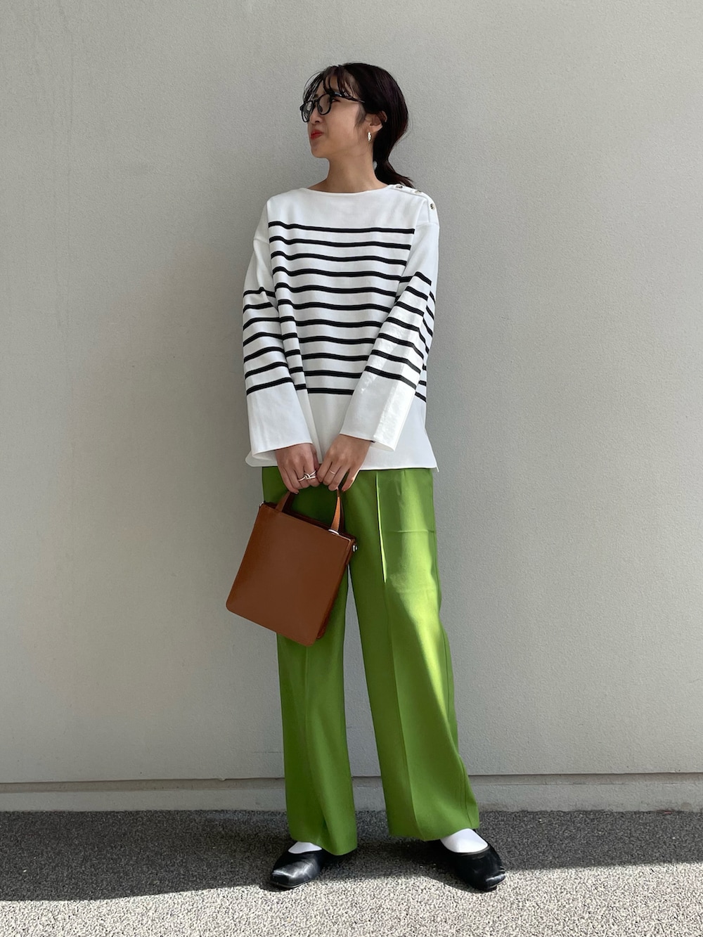 ホワイト系のニット/セーター、グリーン系のその他パンツ、ブラウン系のトートバッグを着用したレディースの冬コーディネートの2枚目の写真