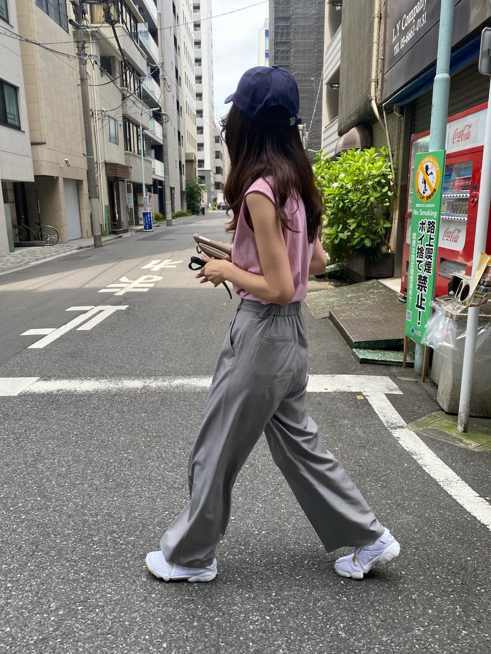 ピンク系のTシャツ/カットソー、ホワイト系のスニーカーを着用したレディースの夏コーディネートの2枚目の写真