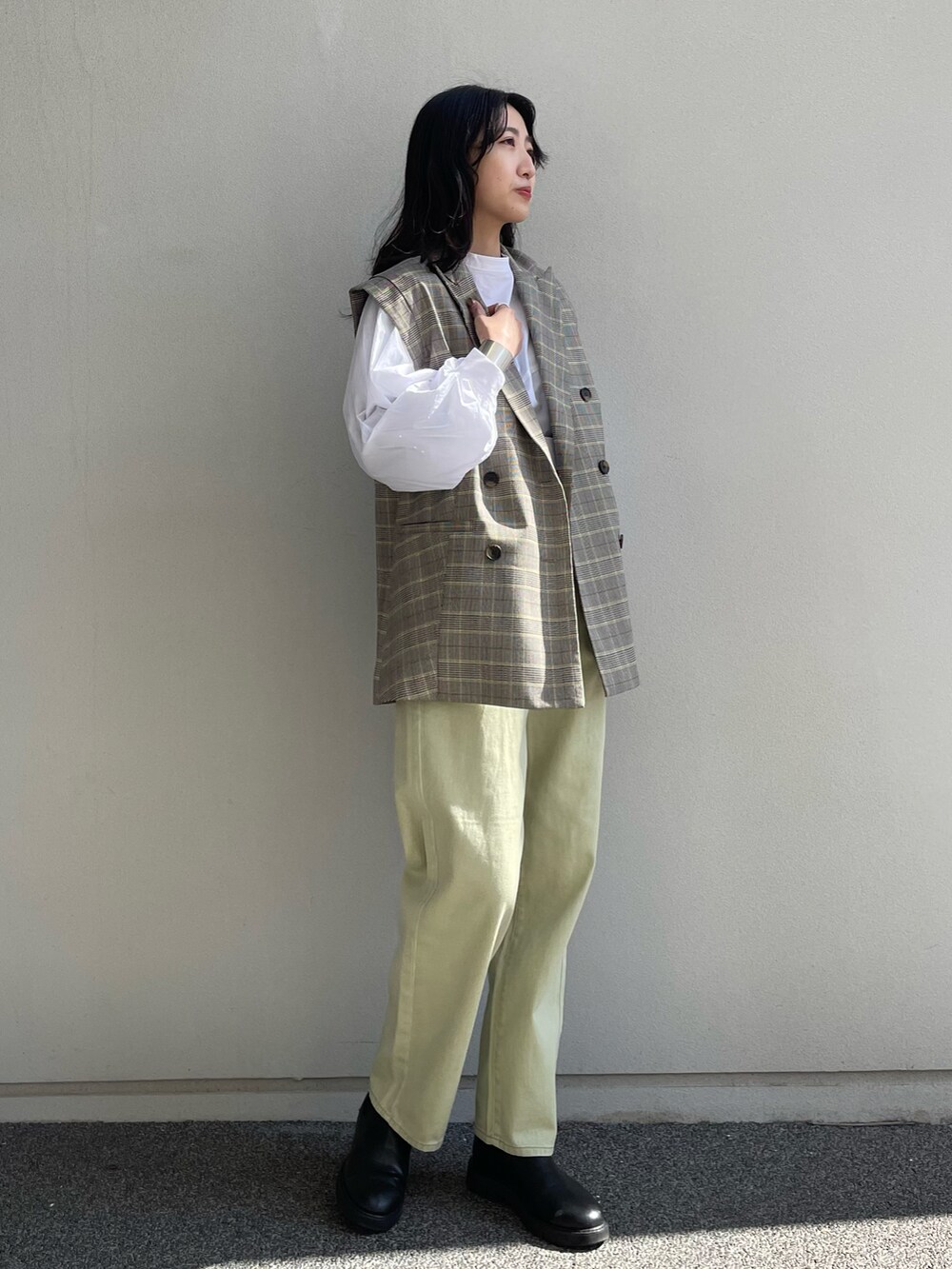 その他のベスト、ホワイト系のシャツ/ブラウス、ピンク系のデニムパンツを着用したレディースの冬コーディネートの2枚目の写真