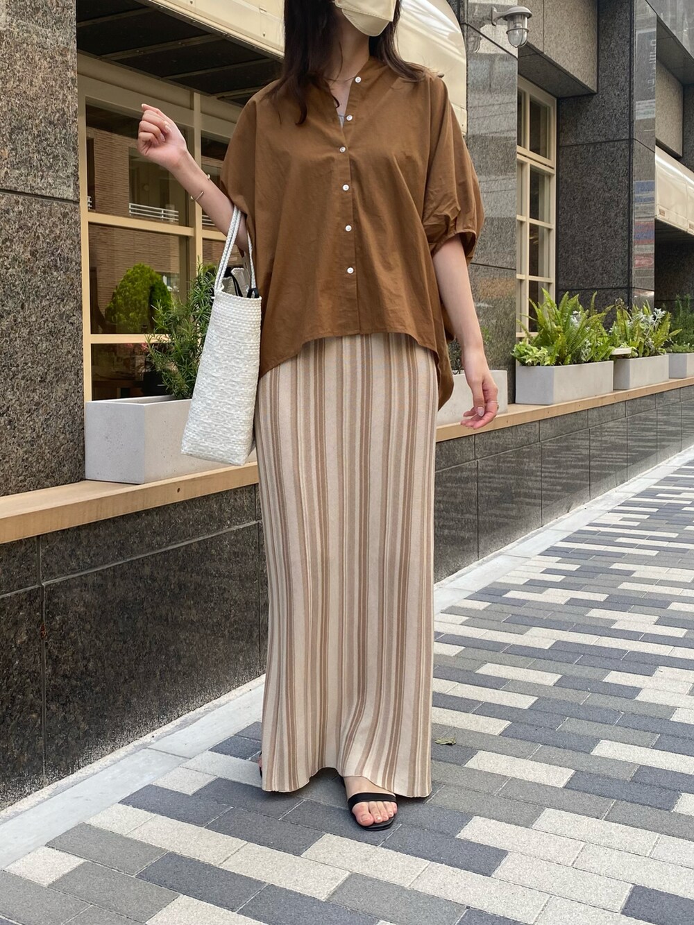 ブラウン系のシャツ/ブラウス、ベージュ系のスカートを着用したレディースの夏コーディネートの3枚目の写真