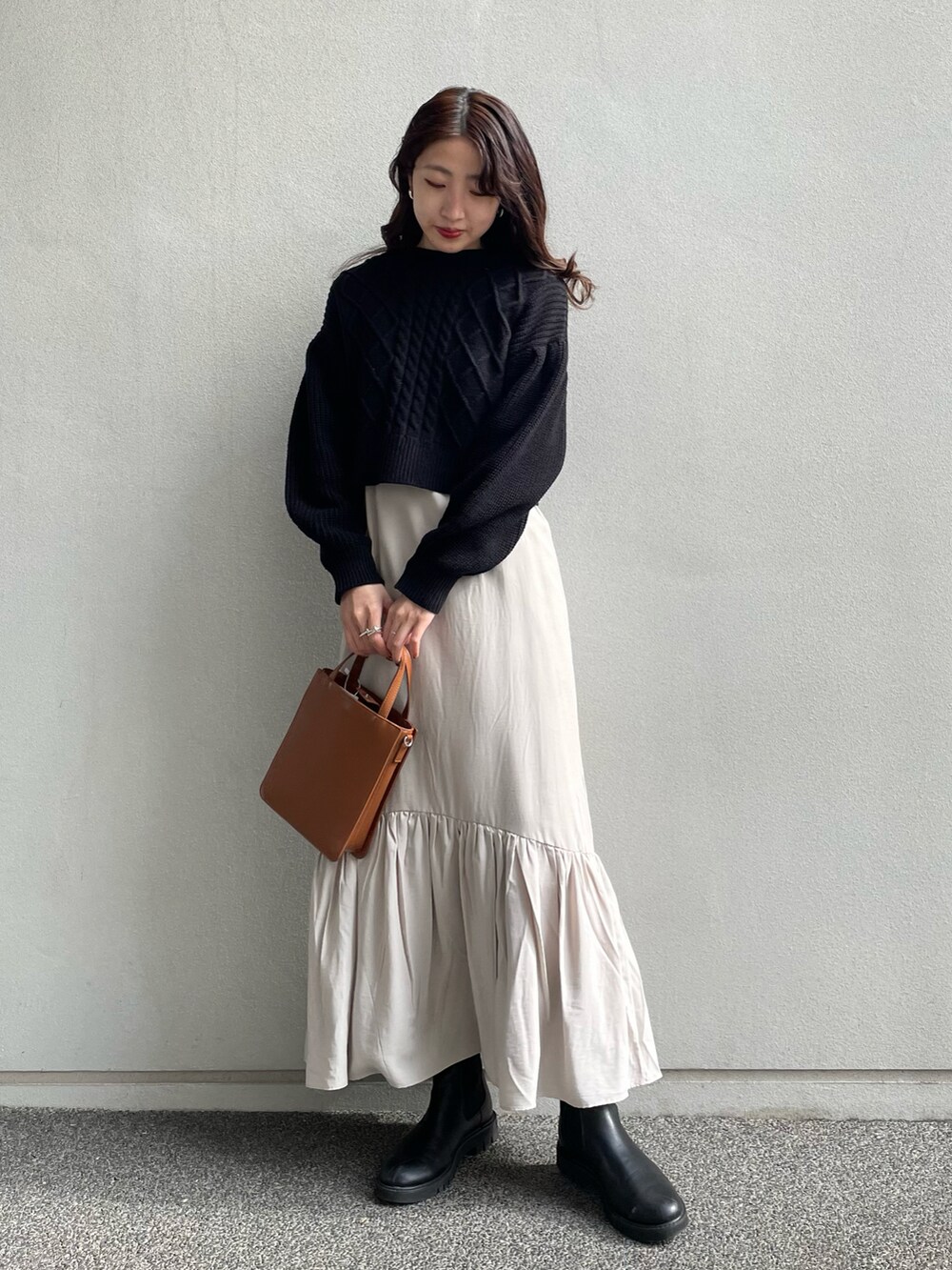 ベージュ系のワンピース、ブラウン系のトートバッグを着用したレディースの冬コーディネートの2枚目の写真