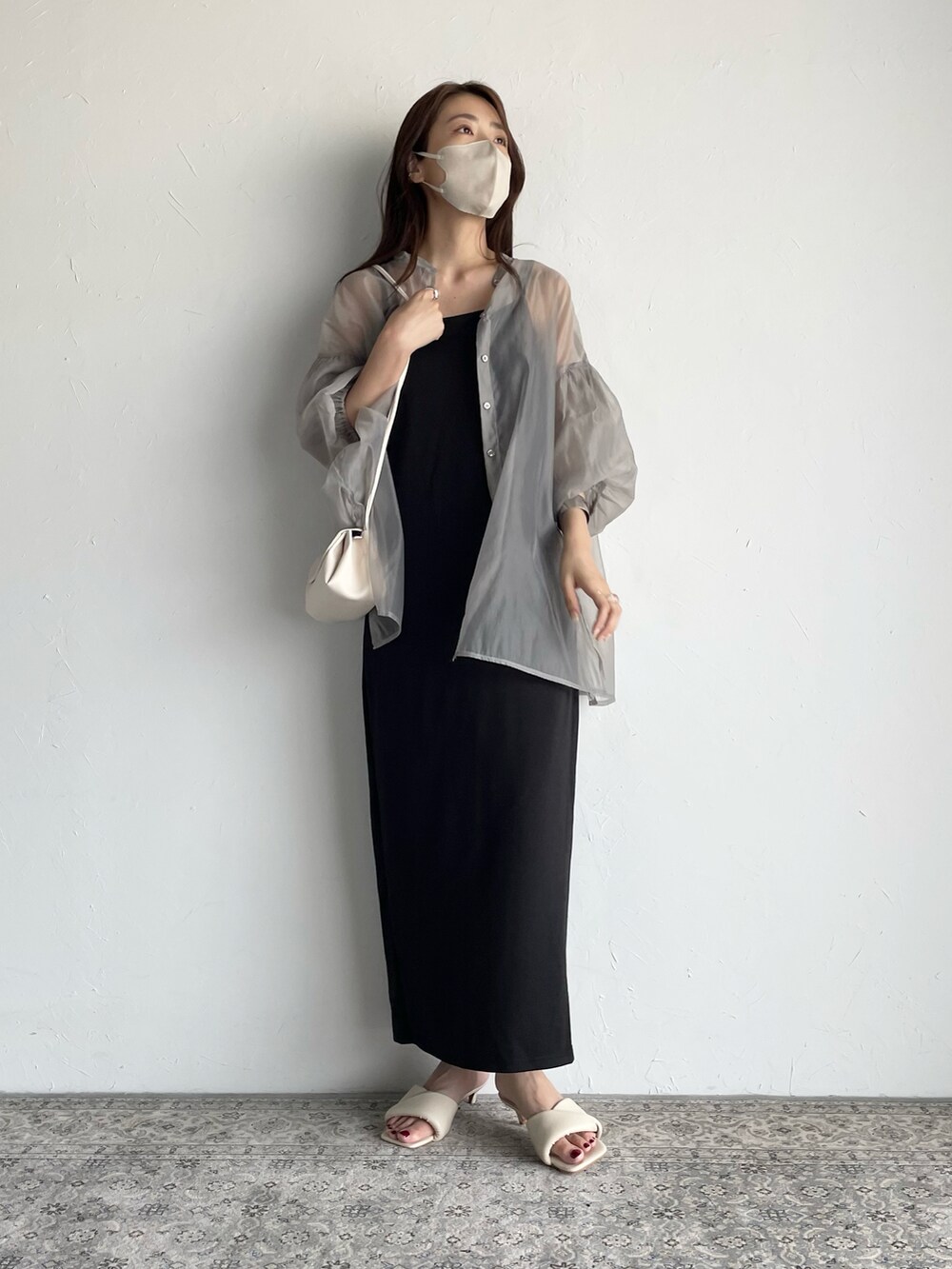 ブラック系のワンピース、グレー系のTシャツ/カットソー、ホワイト系のサンダルを着用したレディースの夏コーディネートの3枚目の写真