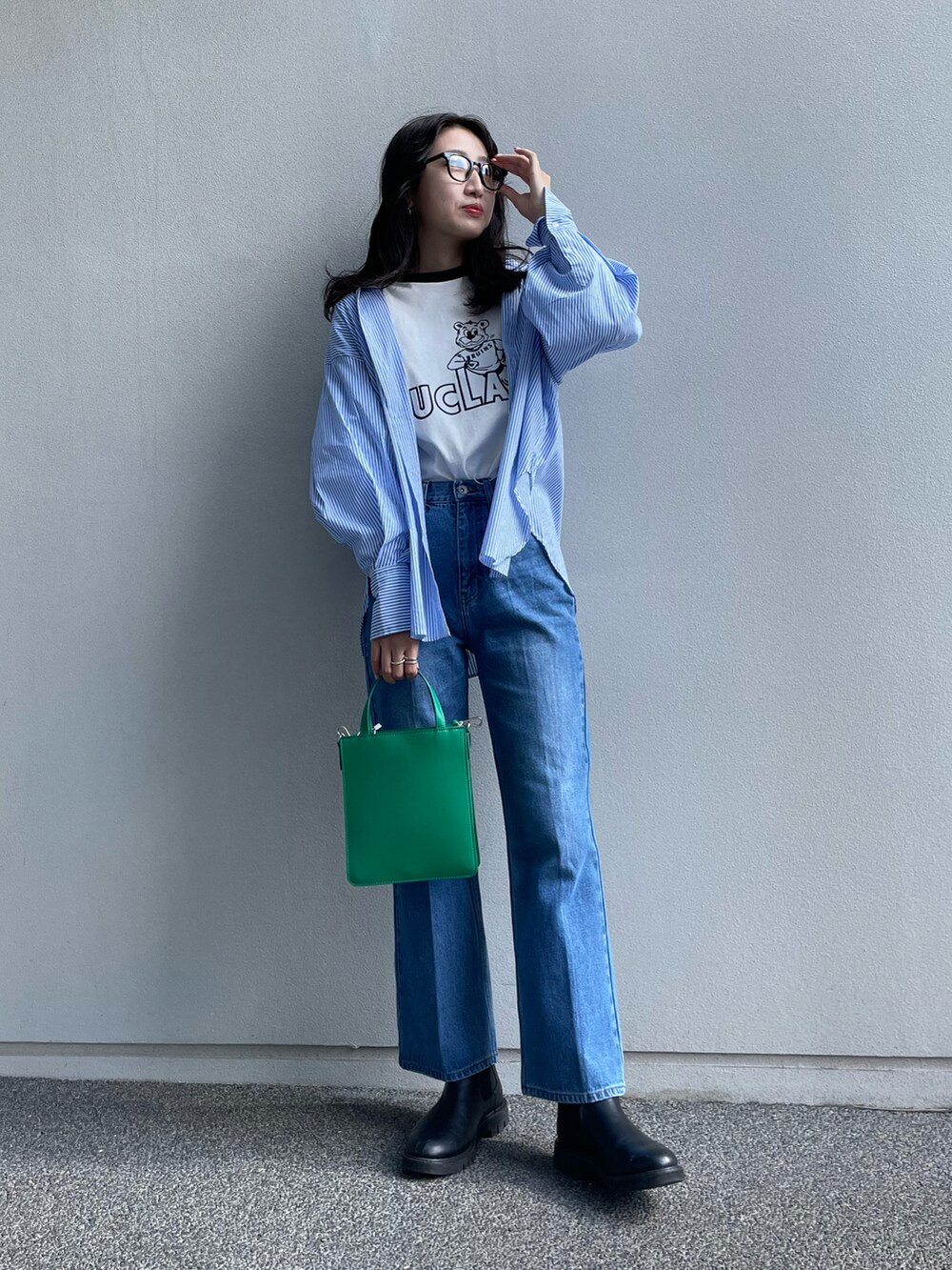 ホワイト系のTシャツ/カットソー、ブルー系のシャツ/ブラウス、ブルー系のデニムパンツを着用したレディースの春コーディネートの2枚目の写真