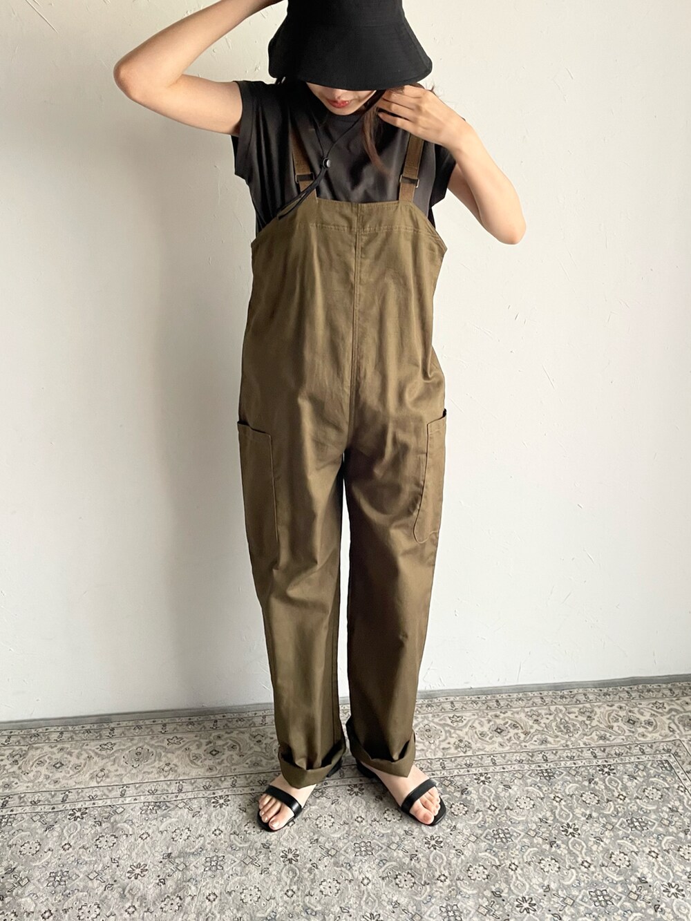 グリーン系のサロペット/オーバーオール、グレー系のTシャツ/カットソーを着用したレディースの夏コーディネートの4枚目の写真