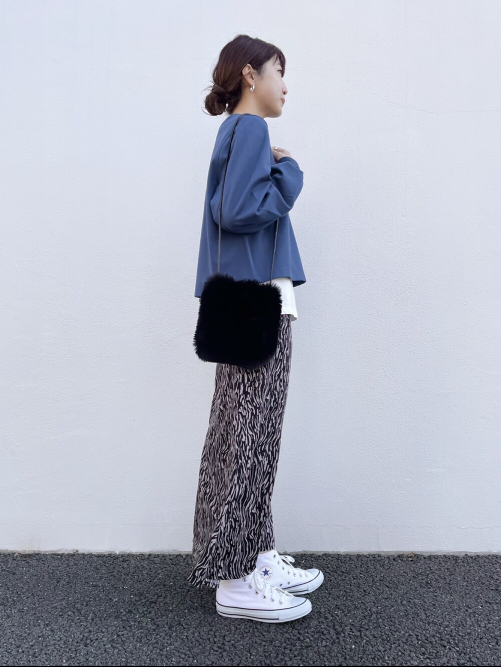 ブルー系のスウェット、ベージュ系のTシャツ/カットソー、ホワイト系のその他シューズを着用したレディースの秋コーディネートの2枚目の写真