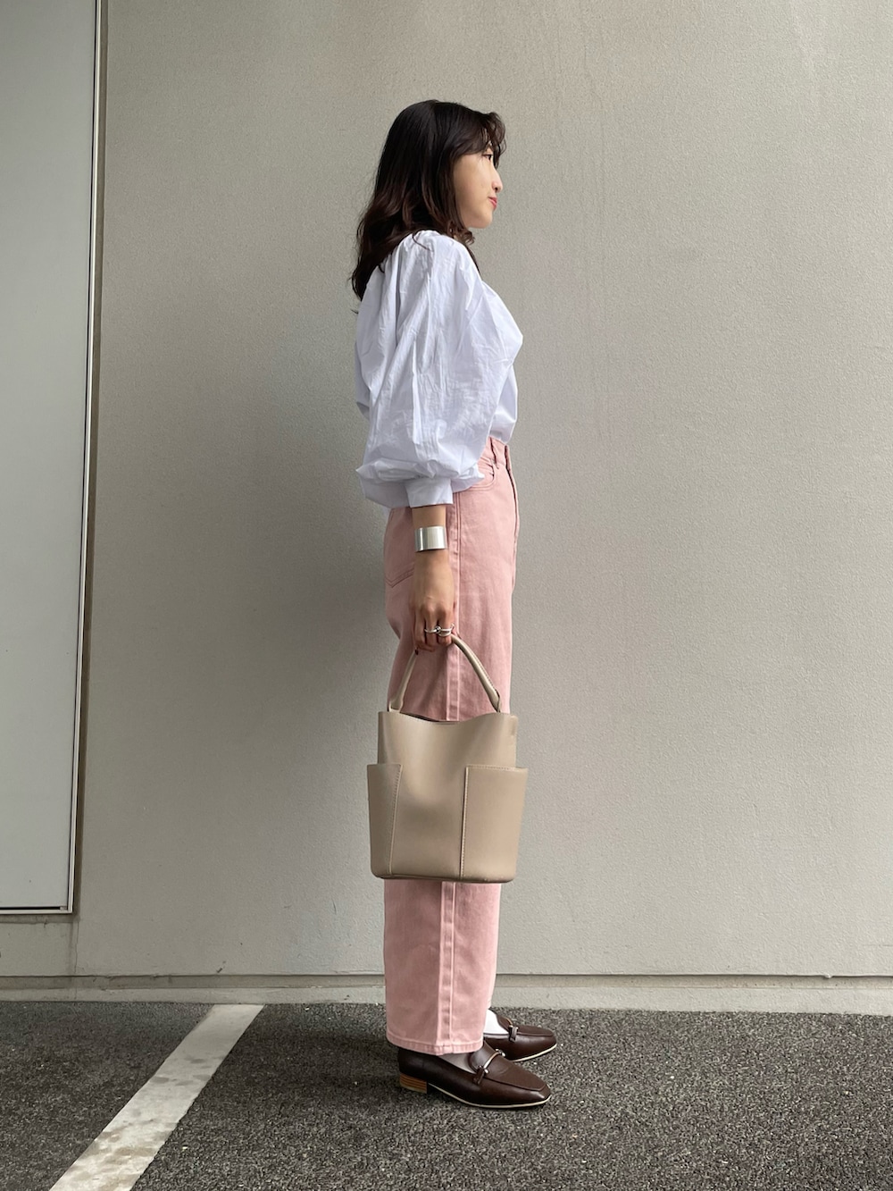 ホワイト系のシャツ/ブラウス、ピンク系のデニムパンツ、ブラウン系のローファーを着用したレディースの冬コーディネートの2枚目の写真