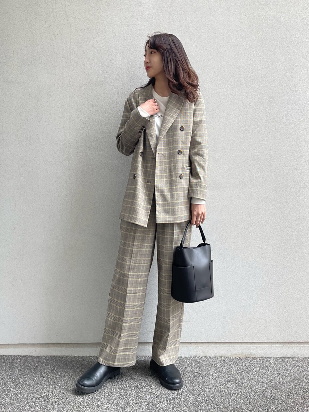 その他のテーラードジャケット、その他のその他パンツ、ブラック系のトートバッグを着用したレディースの冬コーディネートの2枚目の写真