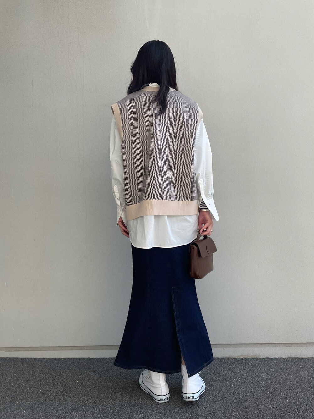 ベージュ系のベスト、ホワイト系のシャツ/ブラウス、ホワイト系のその他シューズを着用したレディースの冬コーディネートの3枚目の写真