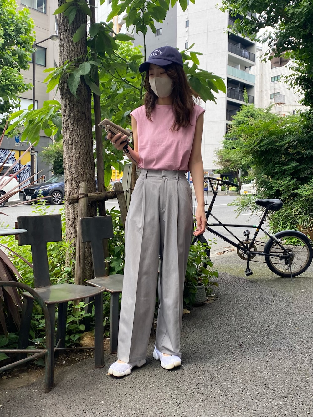 ピンク系のTシャツ/カットソー、ホワイト系のスニーカーを着用したレディースの夏コーディネートの3枚目の写真