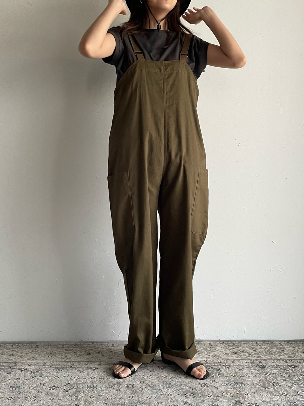 グリーン系のサロペット/オーバーオール、グレー系のTシャツ/カットソーを着用したレディースの夏コーディネートの3枚目の写真