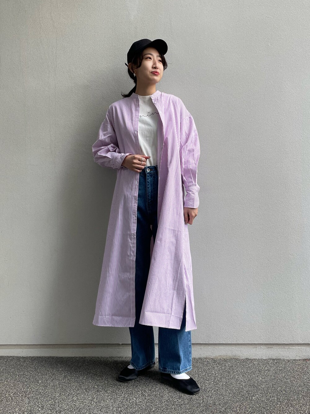 パープル系のシャツワンピース、その他のTシャツ/カットソー、ブルー系のデニムパンツを着用したレディースの冬コーディネートの2枚目の写真