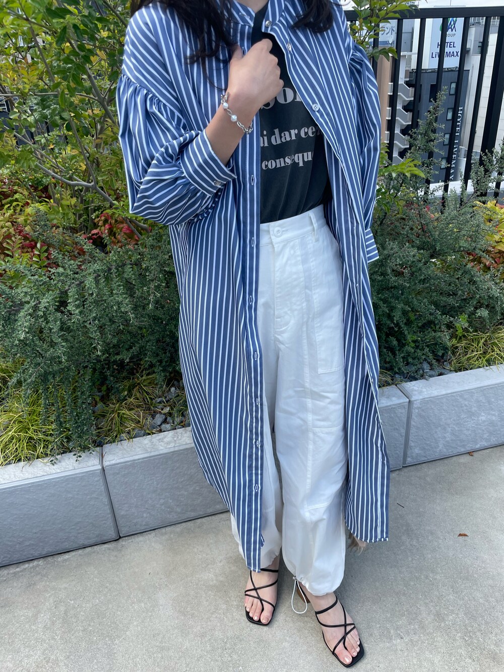 ホワイト系のサンダル、ホワイト系のその他パンツ、グレー系のTシャツ/カットソーを着用したレディースの春コーディネートの3枚目の写真