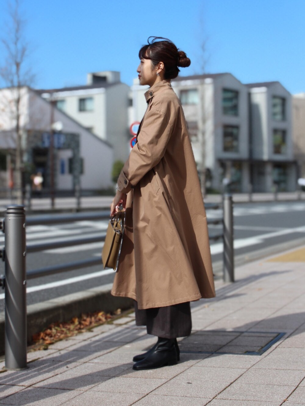 グリーン系のその他アウター、ブラウン系のつなぎ/オールインワン、ホワイト系のニット/セーターを着用したレディースの秋コーディネートの2枚目の写真