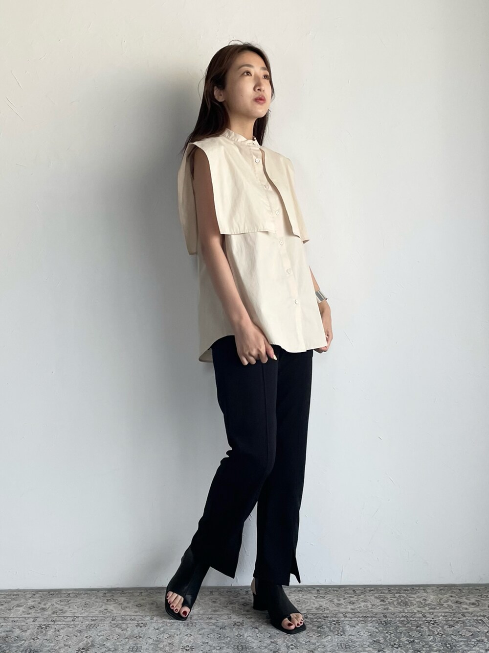 ブラック系のその他パンツ、ホワイト系のシャツ/ブラウスを着用したレディースの夏コーディネートの3枚目の写真