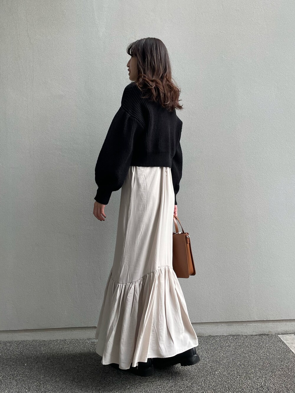 ベージュ系のワンピース、ブラウン系のトートバッグを着用したレディースの冬コーディネートの3枚目の写真