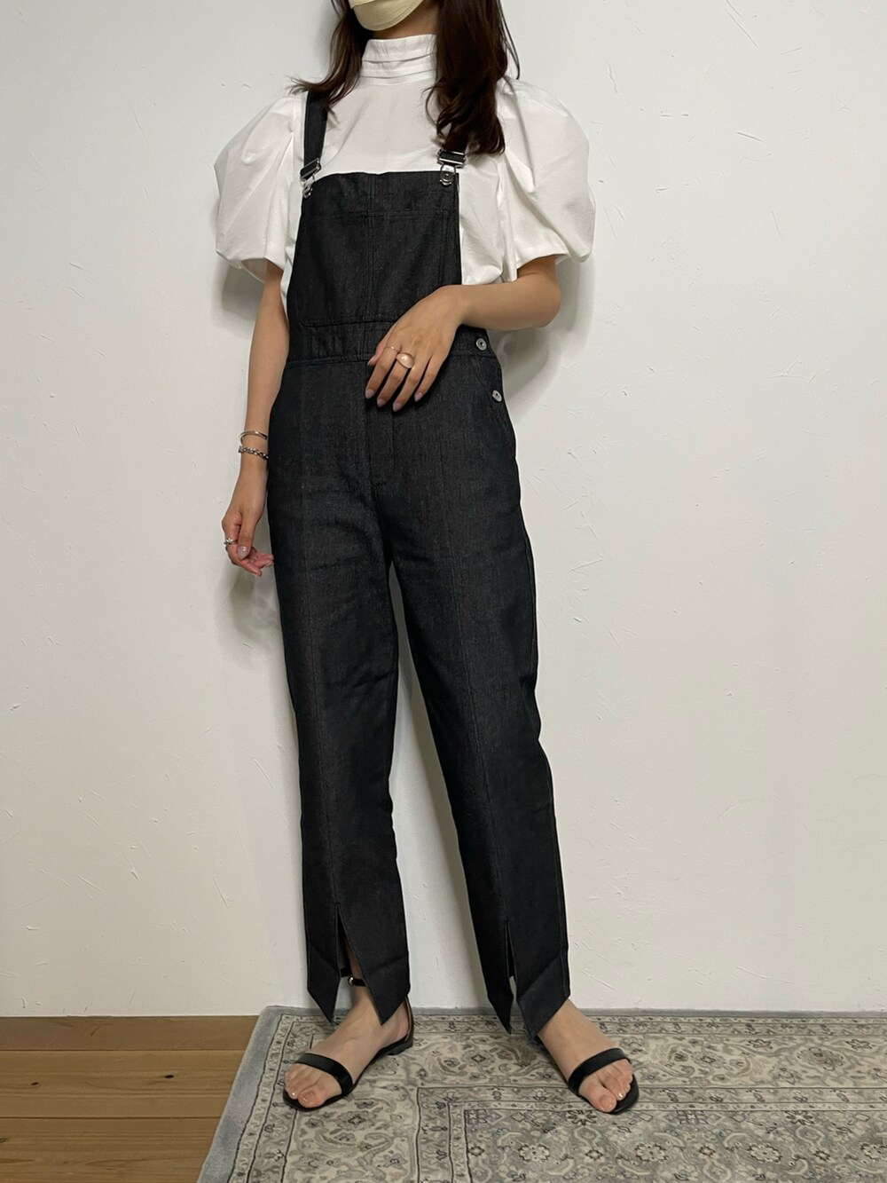 ブラック系のサロペット/オーバーオール、ホワイト系のシャツ/ブラウスを着用したレディースの夏コーディネートの2枚目の写真