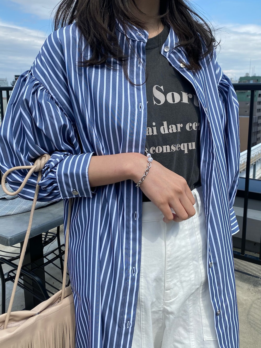 ホワイト系のサンダル、ホワイト系のその他パンツ、グレー系のTシャツ/カットソーを着用したレディースの春コーディネートの2枚目の写真