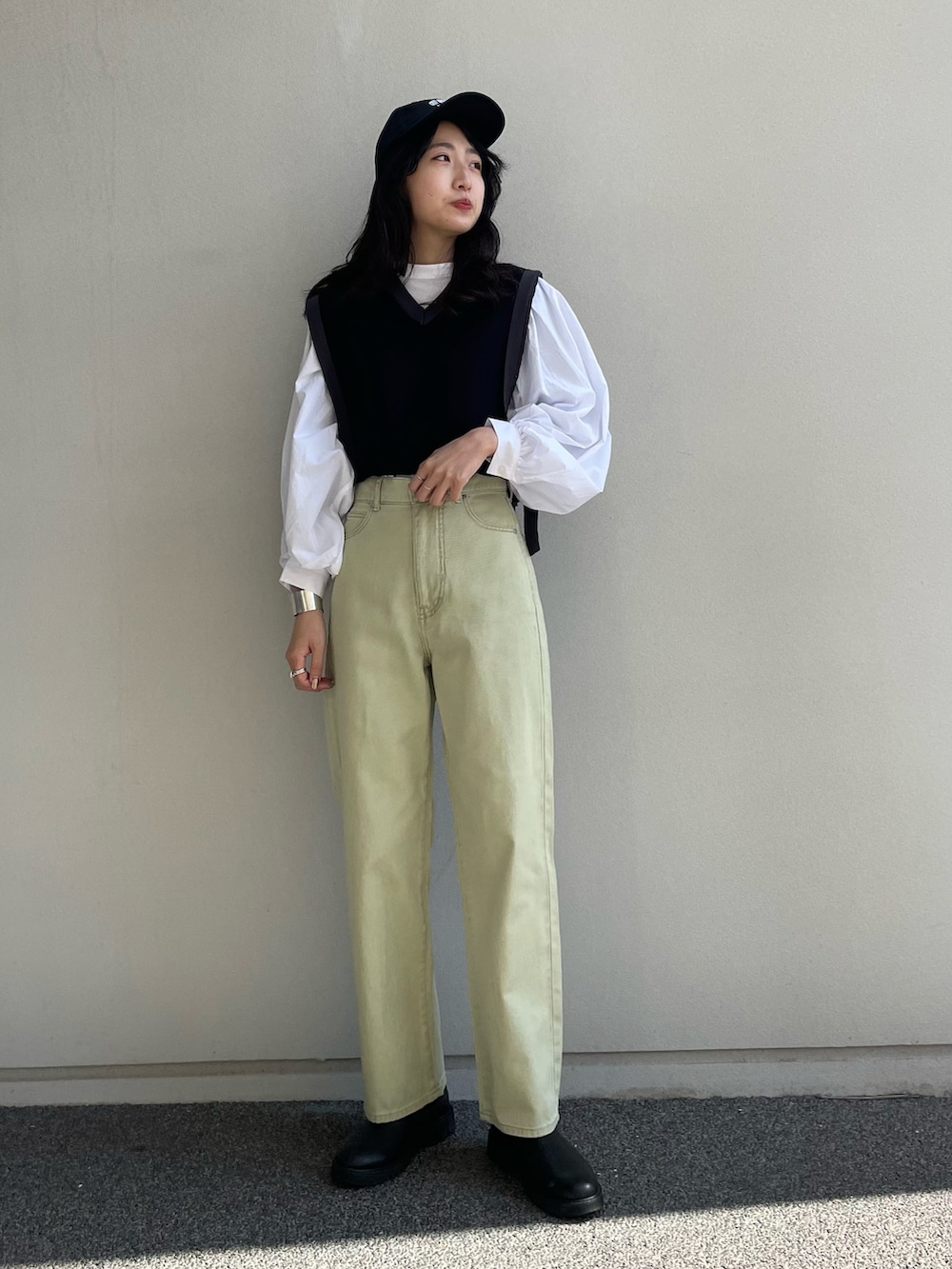 ホワイト系のシャツ/ブラウス、ブラック系のベスト、グリーン系のデニムパンツを着用したレディースの冬コーディネートの2枚目の写真