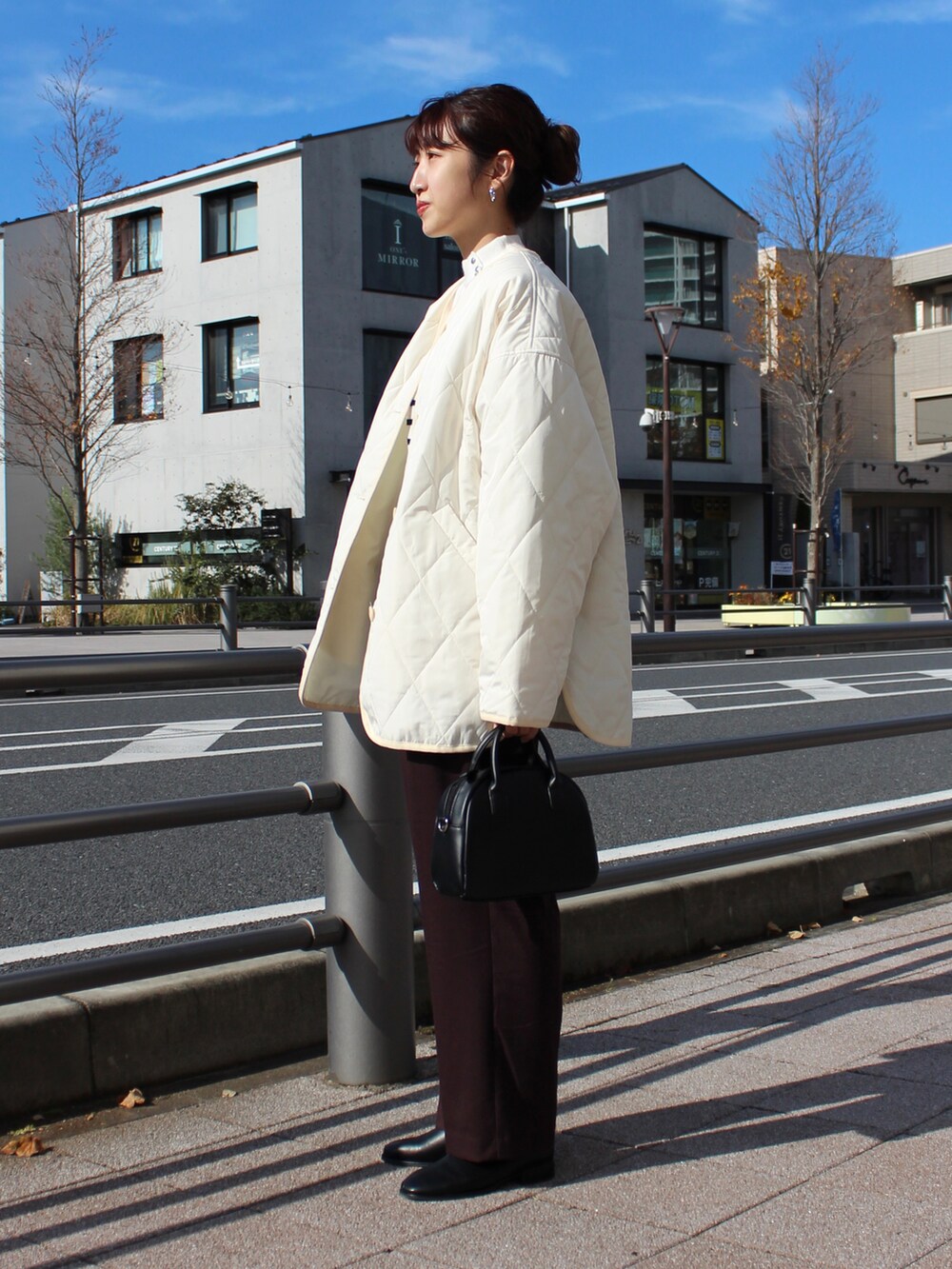 ホワイト系のその他アウター、ホワイト系のニット/セーター、ブラック系のショルダーバッグを着用したレディースの秋コーディネートの3枚目の写真