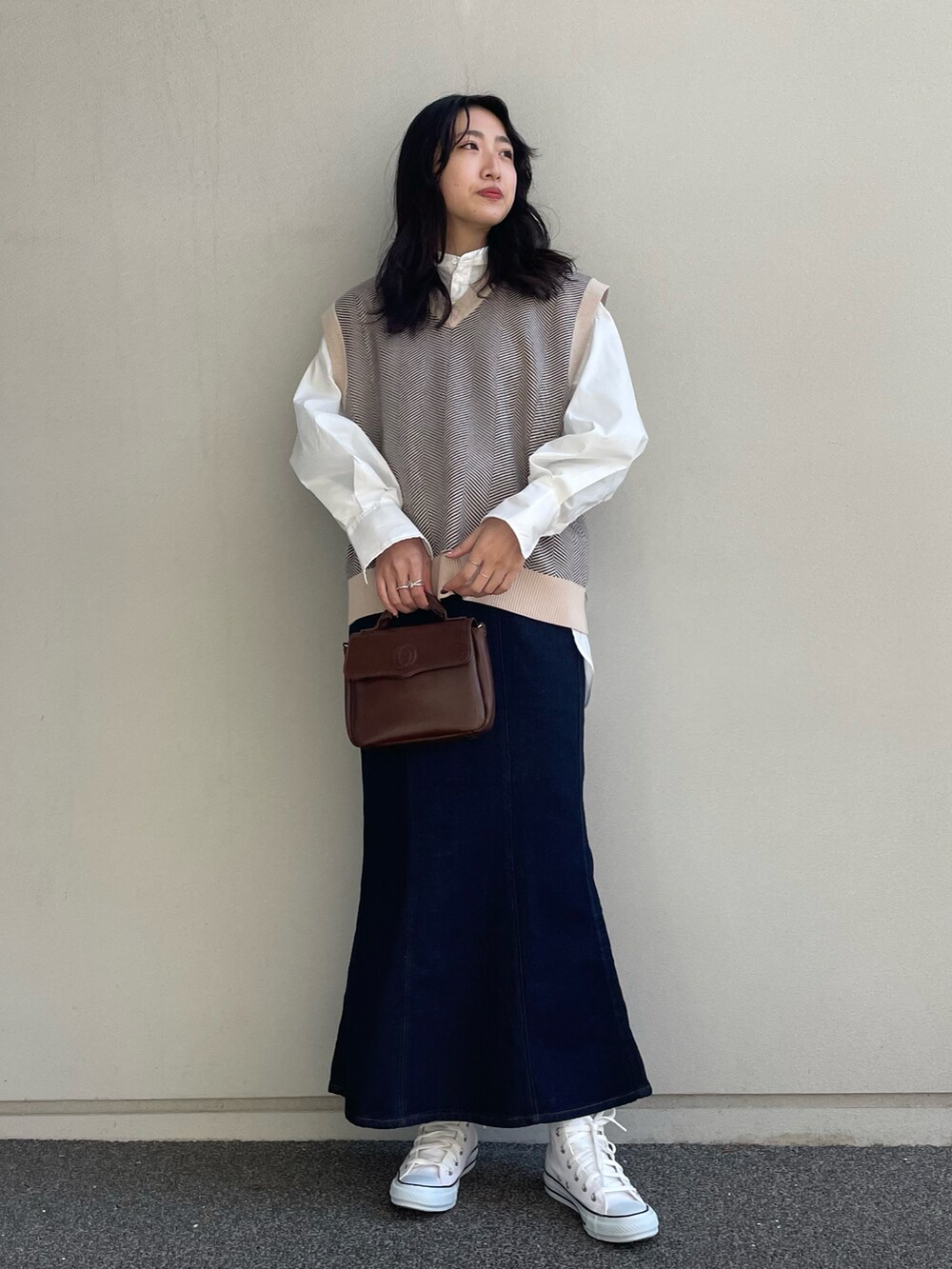 ベージュ系のベスト、ホワイト系のシャツ/ブラウス、ホワイト系のその他シューズを着用したレディースの冬コーディネートの2枚目の写真