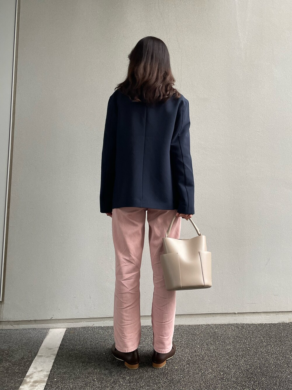 ブルー系のテーラードジャケット、ホワイト系のシャツ/ブラウス、ピンク系のデニムパンツを着用したレディースの冬コーディネートの3枚目の写真