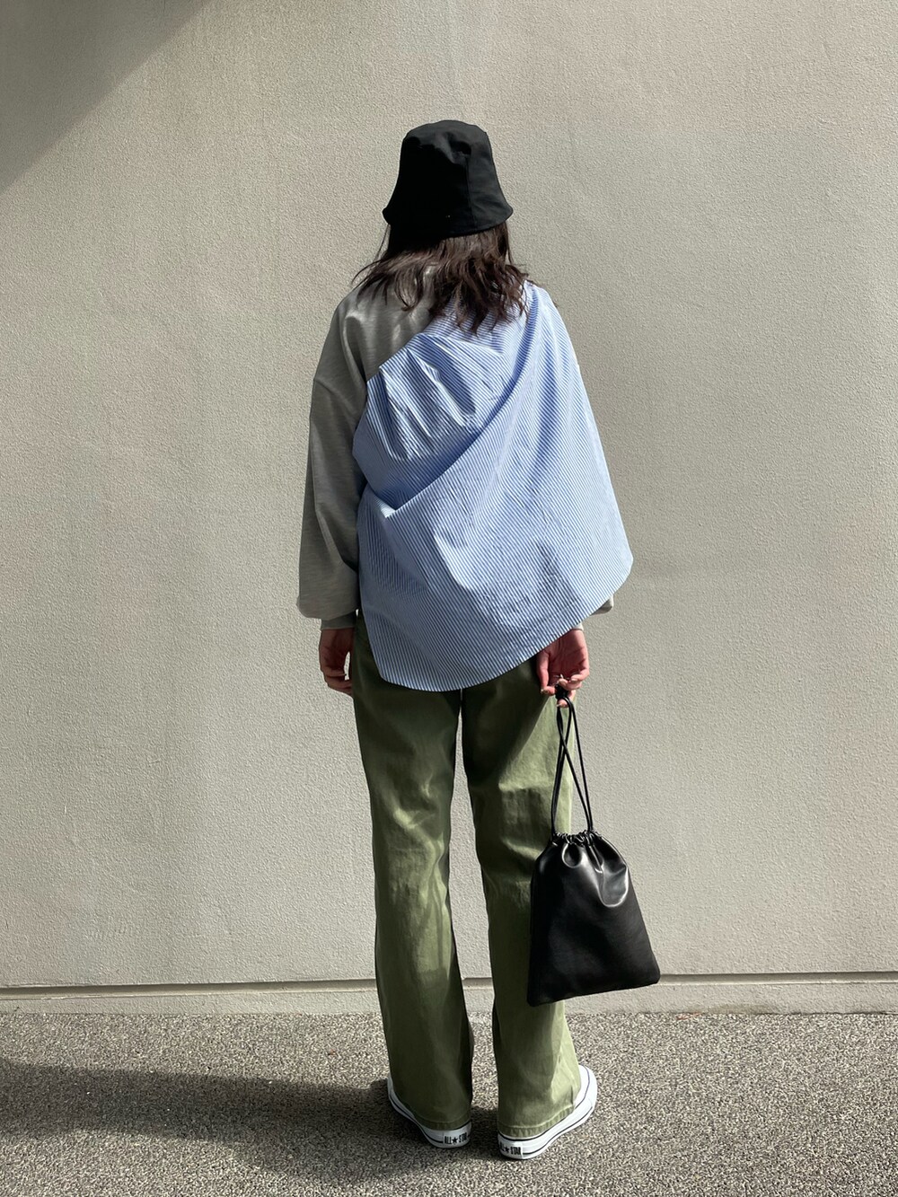 ブルー系のシャツ/ブラウス、ホワイト系のその他シューズ、グリーン系のデニムパンツを着用したレディースの冬コーディネートの2枚目の写真