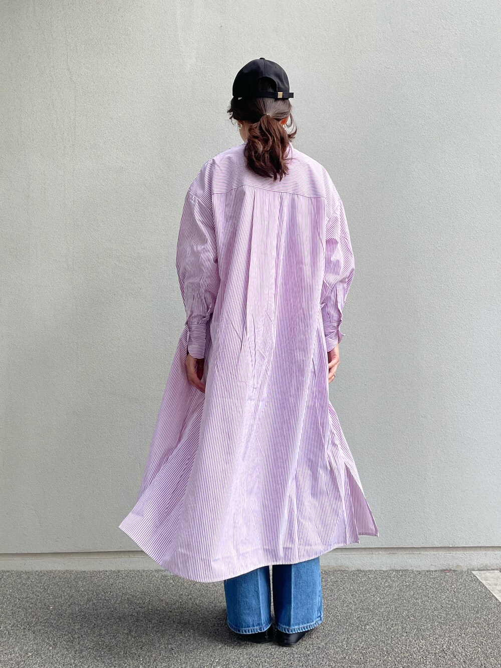 パープル系のシャツワンピース、その他のTシャツ/カットソー、ブルー系のデニムパンツを着用したレディースの冬コーディネートの3枚目の写真