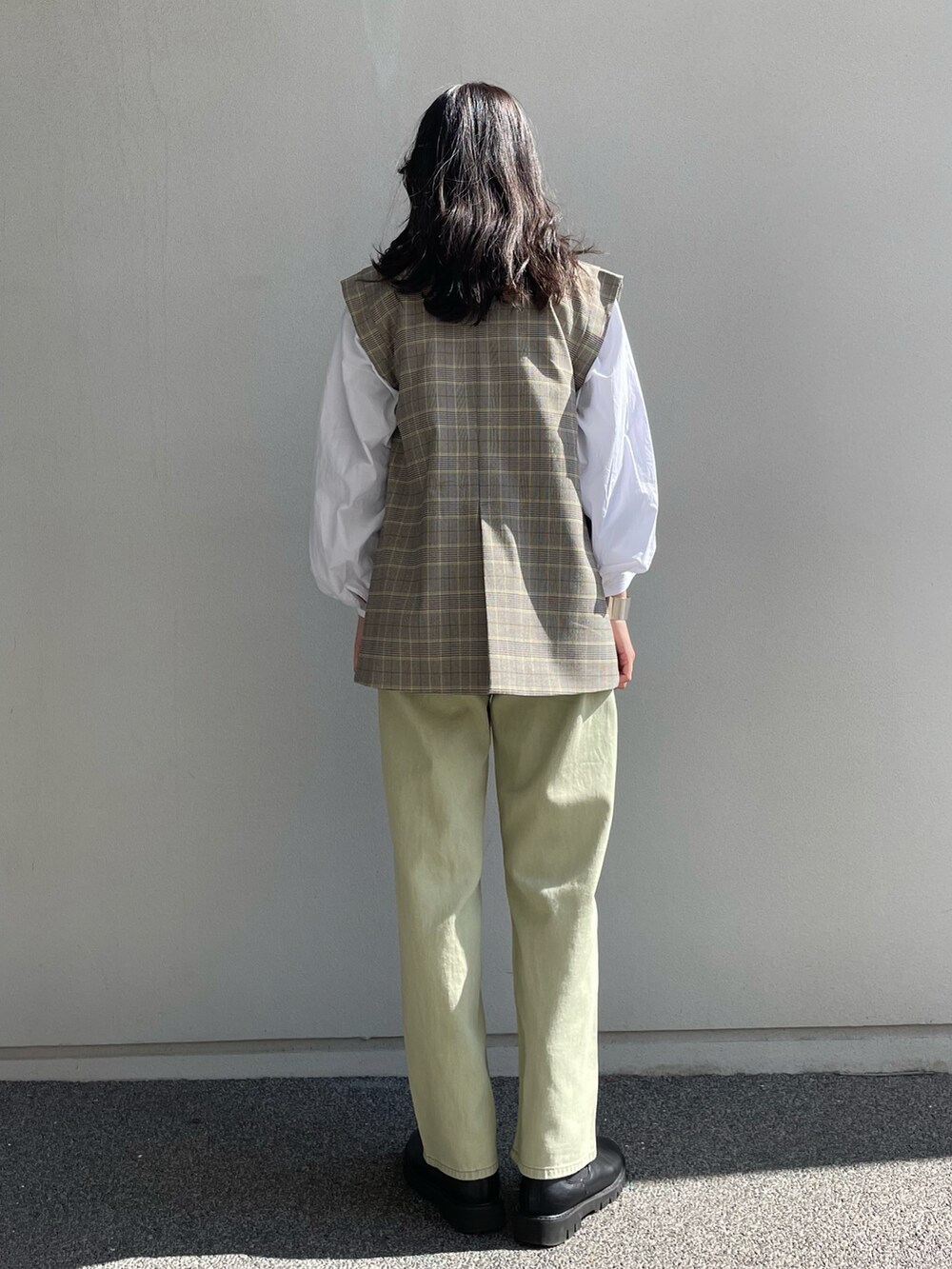 その他のベスト、ホワイト系のシャツ/ブラウス、ピンク系のデニムパンツを着用したレディースの冬コーディネートの3枚目の写真